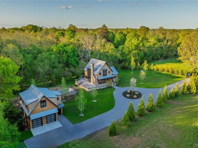  4 BR,  7.00 BTH &nbsp;Craftsman style home in Shelter Island