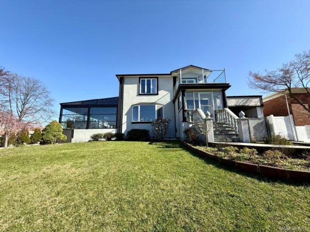  4 BR,  5.00 BTH &nbsp;Contemporary style home in Bayside