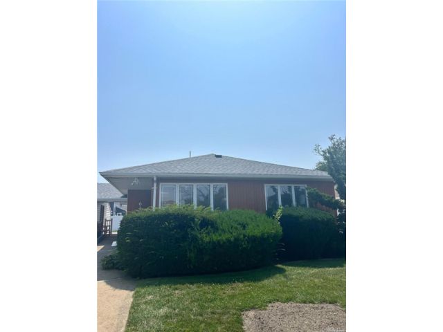  3 BR,  2.00 BTH &nbsp;Exp ranch style home in Long Beach