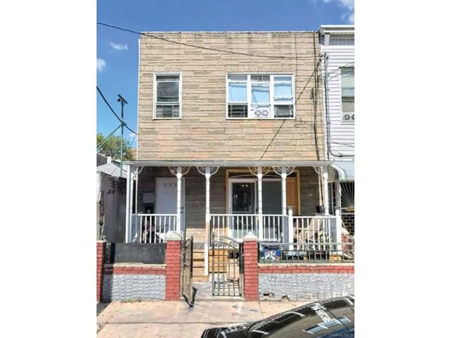  5 BR,  2.00 BTH &nbsp;House style home in Cypress Hills