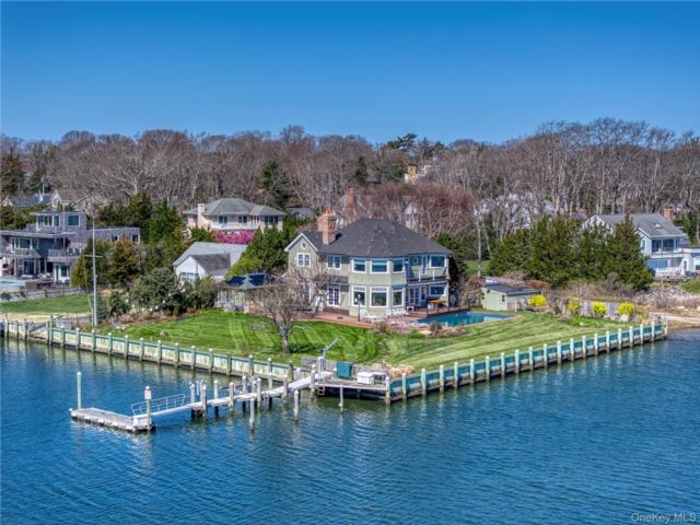  4 BR,  4.00 BTH &nbsp;Mini estate style home in Sag Harbor