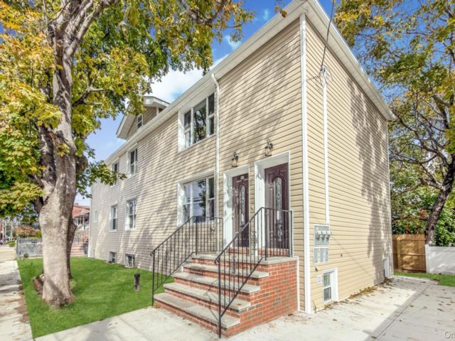 6 BR,  5.00 BTH &nbsp;House style home in Canarsie
