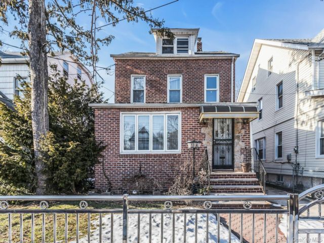  3 BR,  2.00 BTH &nbsp;Colonial style home in Jamaica