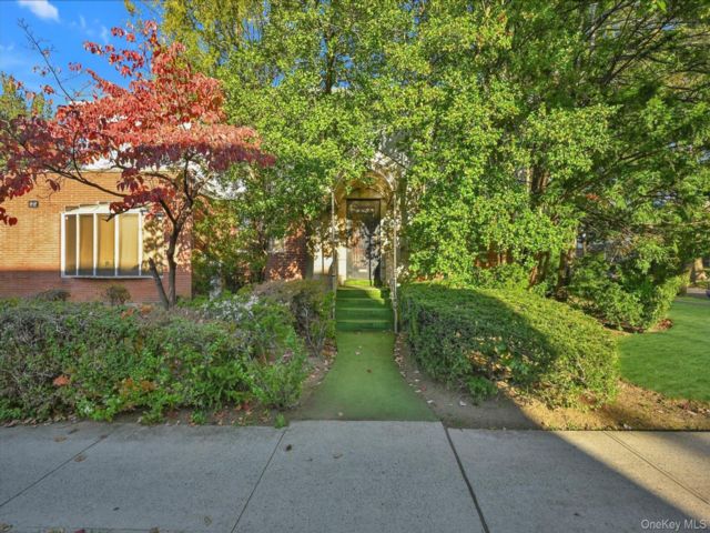  5 BR,  4.00 BTH &nbsp;Colonial style home in Kew Garden Hills