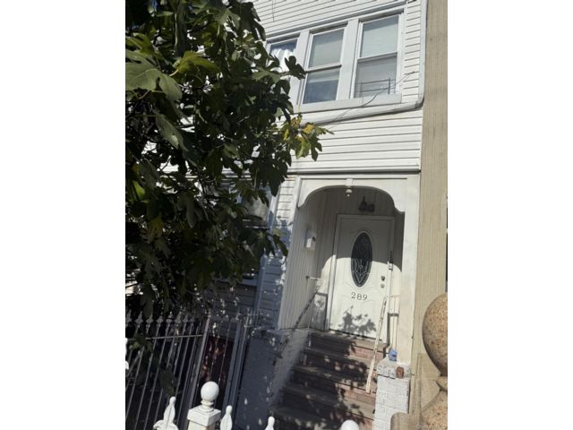  9 BR,  5.00 BTH &nbsp;A-frame style home in Cypress Hills