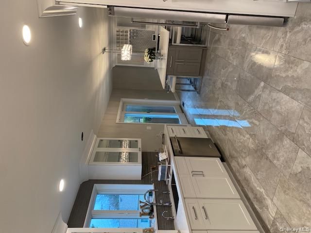  4 BR,  3.00 BTH &nbsp;Colonial style home in Glenwood Landing