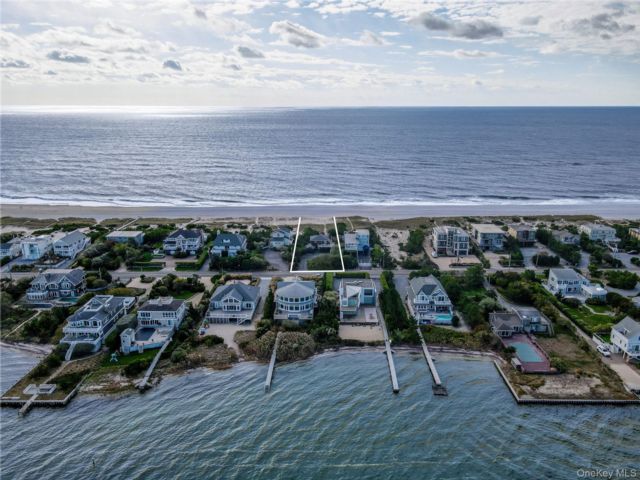 4 BR,  3.00 BTH &nbsp;Split level style home in Westhampton