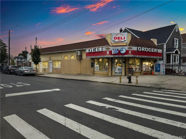 Studio,  0.00 BTH &nbsp;Commercial style home in Queens Village