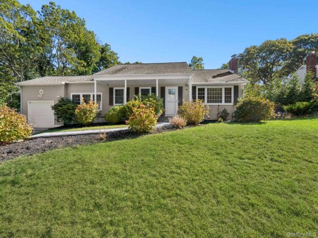  3 BR,  2.00 BTH &nbsp;Ranch style home in Hampton Bays