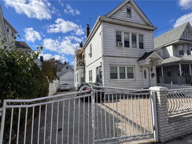  6 BR,  2.00 BTH &nbsp;A-frame style home in Jamaica