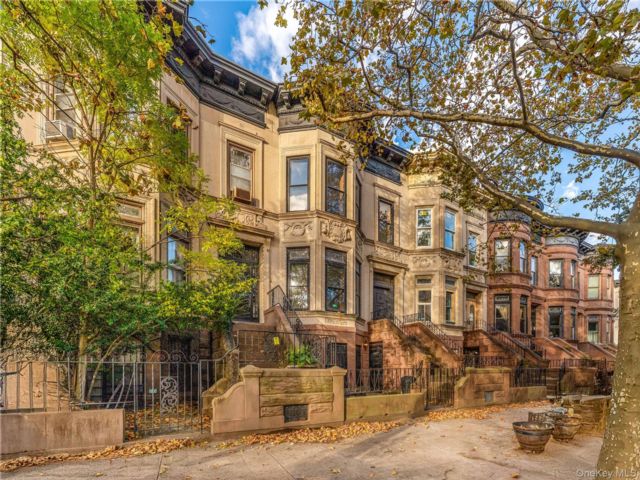  4 BR,  2.00 BTH &nbsp;House style home in Lefferts Garden