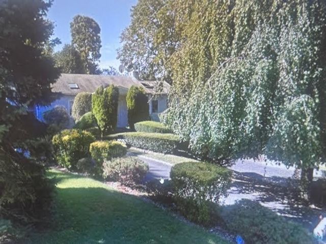  4 BR,  2.00 BTH &nbsp;Ranch style home in Great Neck