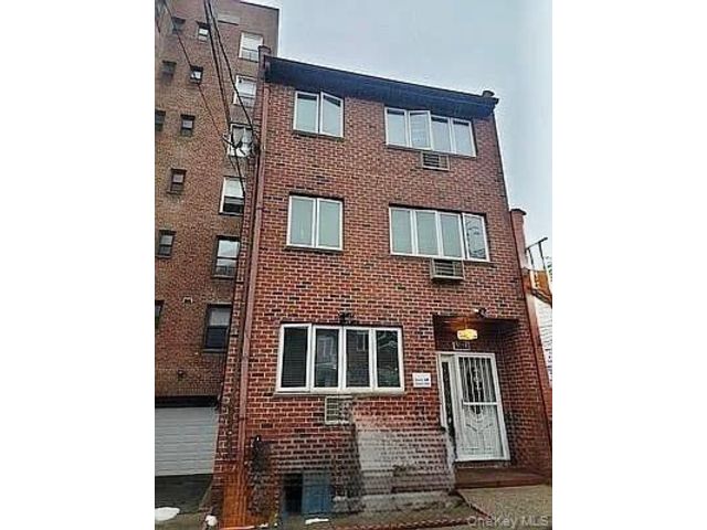  8 BR,  5.00 BTH &nbsp;Colonial style home in Rego Park