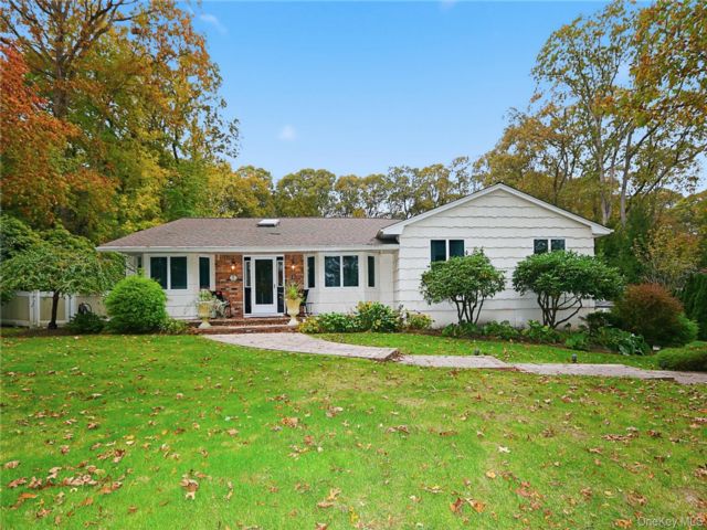  4 BR,  4.00 BTH &nbsp;Ranch style home in Huntington