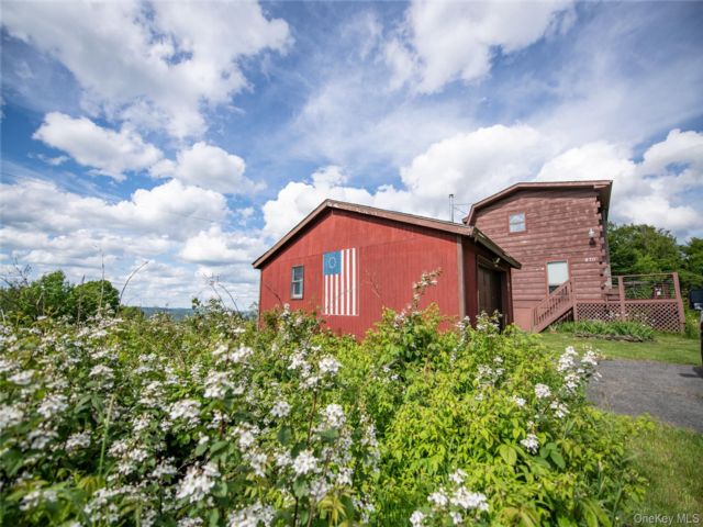  3 BR,  3.00 BTH &nbsp;Log style home in Walton