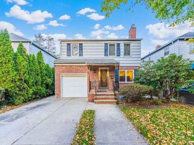  3 BR,  2.00 BTH &nbsp;Other style home in Fresh Meadows