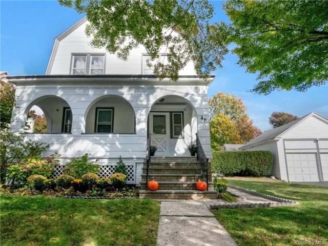  5 BR,  3.00 BTH &nbsp;Colonial style home in New Rochelle