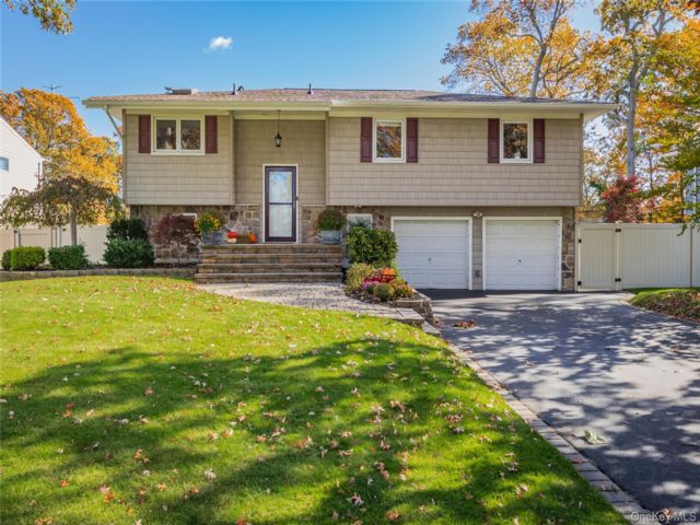  3 BR,  2.00 BTH &nbsp;Hi ranch style home in Commack