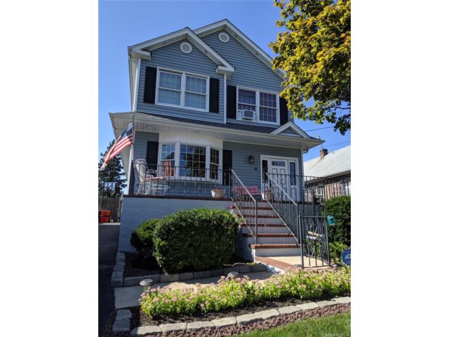  3 BR,  4.00 BTH &nbsp;Colonial style home in Franklin Square