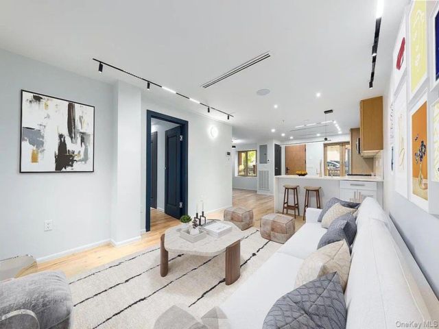  3 BR,  3.00 BTH &nbsp;House style home in Park Slope