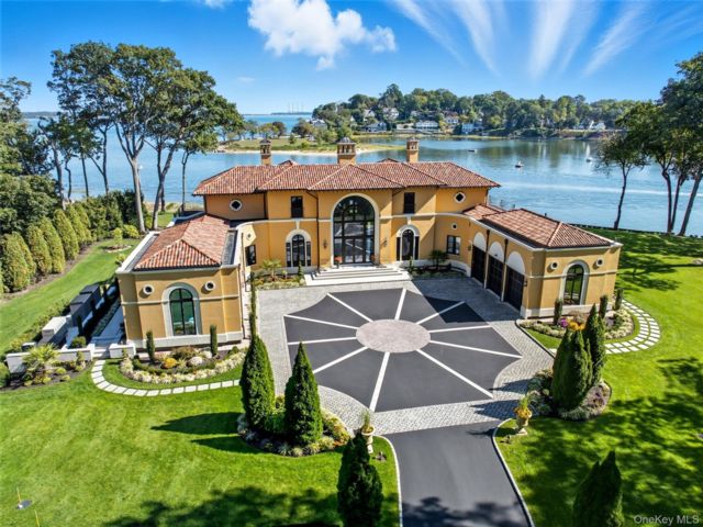  5 BR,  7.00 BTH &nbsp;Estate style home in Lloyd Harbor