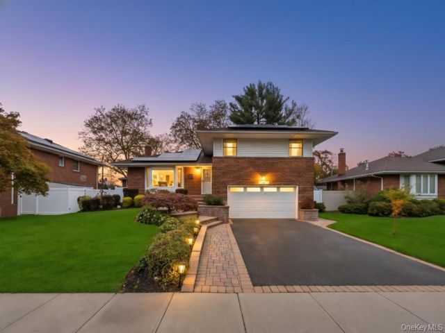  3 BR,  3.00 BTH &nbsp;Split ranch style home in Plainview