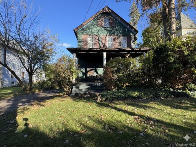  2 BR,  2.00 BTH &nbsp;Colonial style home in Glen Cove