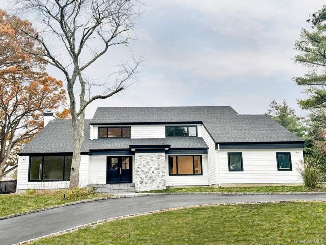  5 BR,  5.00 BTH &nbsp;Colonial style home in Woodbury