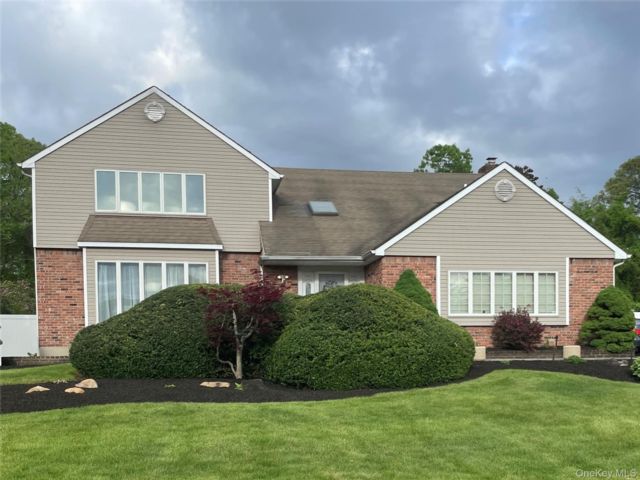  4 BR,  4.00 BTH &nbsp;Colonial style home in Farmingville