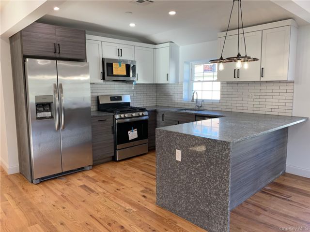  4 BR,  2.00 BTH &nbsp;Colonial style home in Saint Albans