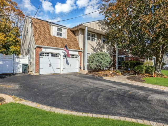 5 BR,  3.00 BTH &nbsp;Colonial style home in Islip
