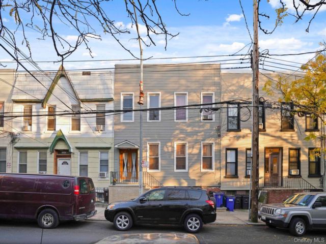  6 BR,  4.00 BTH &nbsp;House style home in Ridgewood