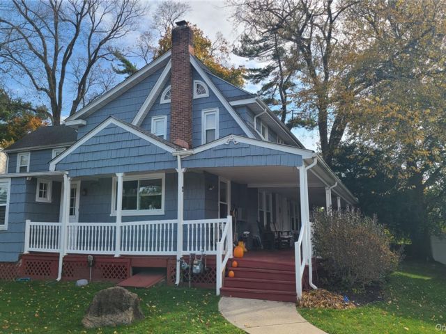  5 BR,  3.00 BTH &nbsp;Traditional style home in Greenvale