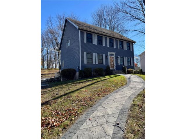  4 BR,  3.00 BTH &nbsp;Colonial style home in Middletown