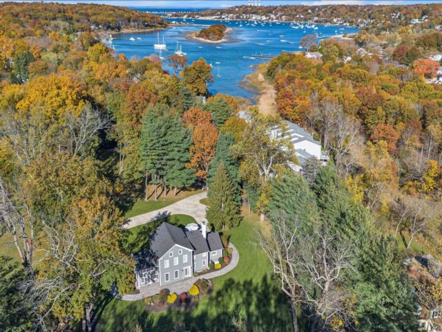  4 BR,  4.00 BTH &nbsp;Colonial style home in Centerport