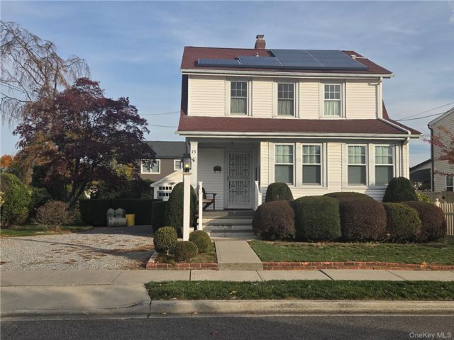  3 BR,  2.00 BTH &nbsp;Colonial style home in Massapequa
