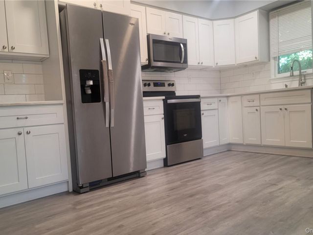  6 BR,  4.00 BTH &nbsp;House style home in Ronkonkoma