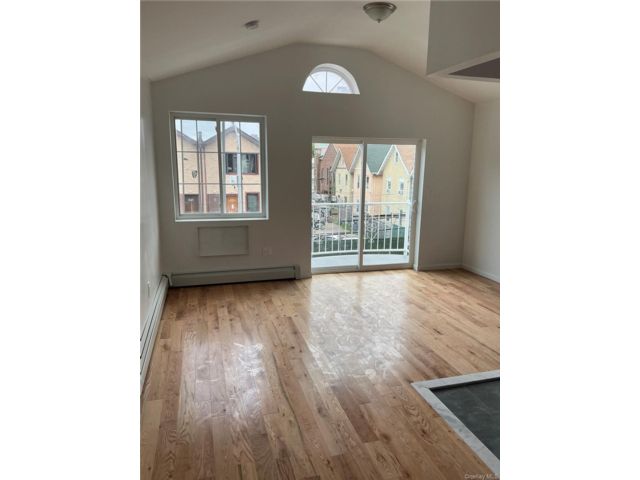  3 BR,  2.00 BTH &nbsp;Colonial style home in Jamaica