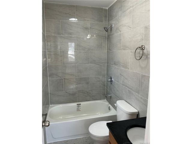  3 BR,  2.00 BTH &nbsp;Colonial style home in Jamaica