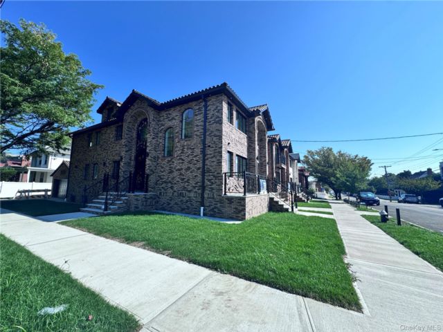  6 BR,  5.00 BTH &nbsp;House style home in Bayside