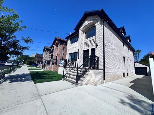  6 BR,  5.00 BTH &nbsp;House style home in Bayside
