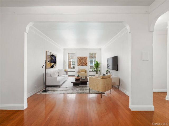  1 BR,  1.00 BTH &nbsp;Mid rise style home in Forest Hills