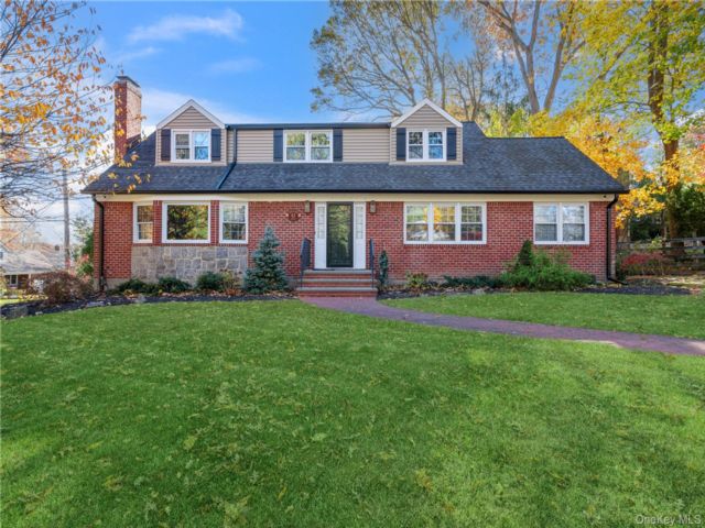  4 BR,  4.00 BTH &nbsp;Exp cape style home in Centerport