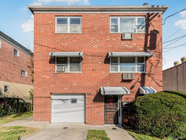  7 BR,  5.00 BTH &nbsp;House style home in Esplanade