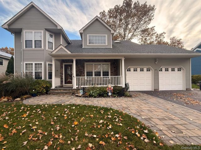  4 BR,  3.00 BTH &nbsp;Colonial style home in Kings Park