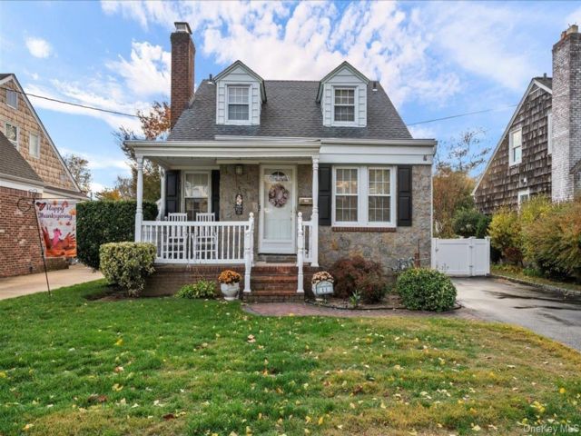  3 BR,  1.00 BTH &nbsp;Cape cod style home in Malverne