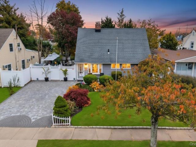  3 BR,  1.00 BTH &nbsp;Exp cape style home in Levittown