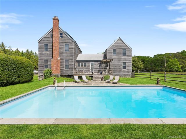  4 BR,  4.00 BTH &nbsp;Farmhouse style home in East Quogue