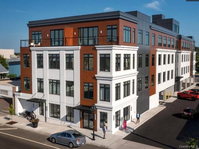 Studio,  0.00 BTH &nbsp;Commercial style home in Riverhead