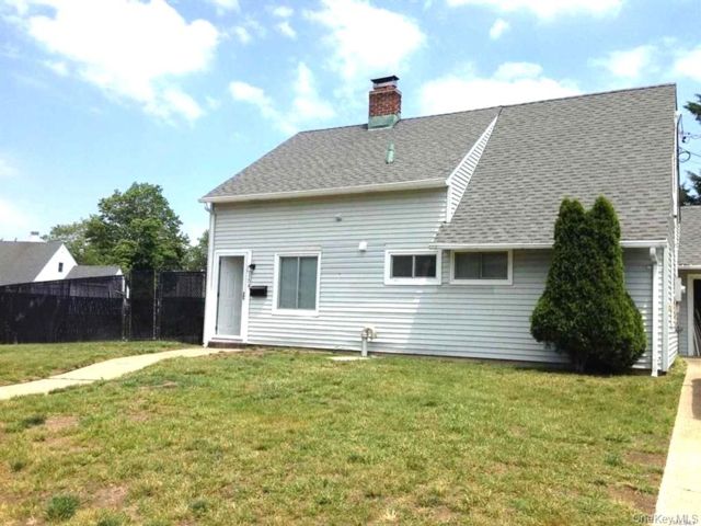  3 BR,  2.00 BTH &nbsp;Cape cod style home in Levittown